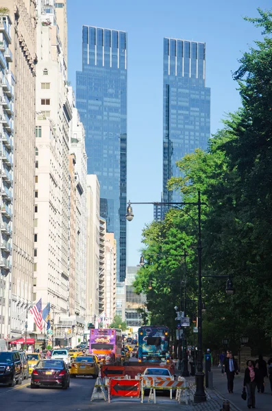 Ciudad de Nueva York: horizonte de la ciudad con vista al Time Warner Center, terminado en 2003, el edificio de dos torres gemelas que rodea el lado occidental de Columbus Circle — Foto de Stock