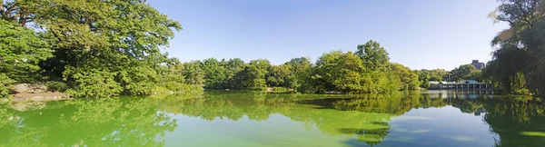 New York City: walking in Central Park with panoramic view of the pond and the Loeb Boathouse Central Park restaurant, an iconic restaurant popular since 1860 — Stock Photo, Image