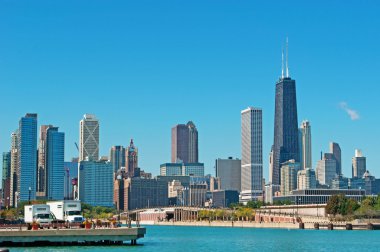 Chicago: 875 Kuzey Michigan Avenue ile şehrin siluetinin panoramik görünümü, yaygın John Hancock Merkezi gökdelen olarak anılacaktır, Navy Pier görülen 