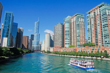Chicago, ABD: manzarası ve Trump International Hotel ve Kulesi, gökdelen kınamak-hotelde geçerli ABD Başkanı Donald Trump ve Chicago Nehri üzerinde bir kanal seyir Wrigley binadan sonra Chicago adlı şehir görünümünü