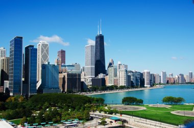 Chicago: 875 Kuzey Michigan Avenue ile şehrin siluetinin panoramik görünümü, yaygın John Hancock Merkezi gökdelen olarak anılacaktır, Navy Pier görülen 