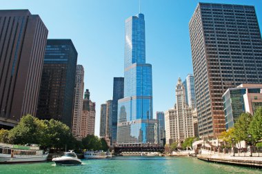 Chicago, ABD: Trump International Hotel ve Kulesi, gökdelen kınamak-hotelde geçerli ABD Başkanı Donald Trump ve Chicago Nehri üzerinde bir kanal seyir Wrigley binadan sonra Chicago adlı şehir görünüm