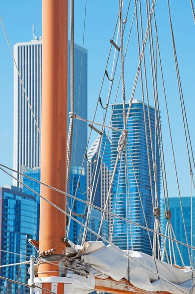 Chicago: detalhes do mastro do The Tall Ship Windy, um veleiro que navega do Navy Pier para cruzeiros públicos e privados, com vista para o horizonte da cidade em segundo plano — Fotografia de Stock