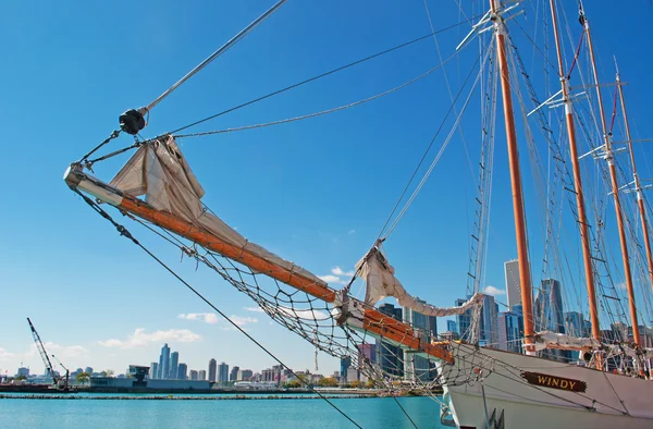 Chicago : The Tall Ship Windy, un voilier naviguant depuis Navy Pier pour des croisières publiques et privées, avec vue sur les toits de la ville en arrière-plan — Photo