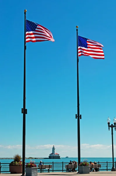 Chicago: Amerikaanse vlaggen zwaaien in de wind en het bankje bij de haven van Chicago van Navy Pier — Stockfoto