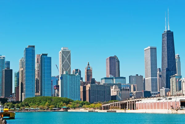 Chicago: Panoramablick auf die Skyline der Stadt mit der Avenue 875 North Michigan, die gemeinhin als John Hancock Center Wolkenkratzer bezeichnet wird, vom Navy Pier aus gesehen — Stockfoto