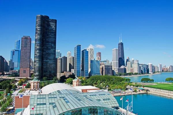 Чикаго: панорамный вид на башню Лейк-Пойнт, высотное жилое здание, расположенное на мысе озера Мичиган в центре Чикаго, увиденное с военно-морского пирса — стоковое фото
