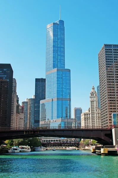 Chicago, USA: Blick auf das Trumpf internationale Hotel und Turm, ein Wolkenkratzer-Eigentumswohnung-Hotel in der Innenstadt Chicagos benannt nach dem aktuellen US-Präsidenten Donald Trumpf, und das wackelige Gebäude von einer Kanalfahrt auf Chicago River — Stockfoto