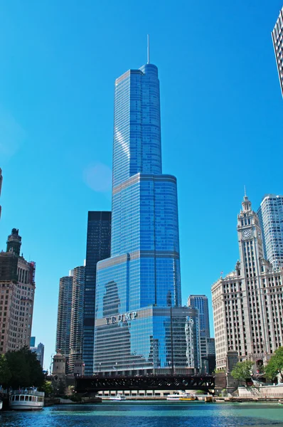 Σικάγο, ΗΠΑ: άποψη του Trump International Hotel και Πύργος, ένας ουρανοξύστης-ξενοδοχείο στο κέντρο του Σικάγο το όνομά του από την τρέχουσα Πρόεδρος των ΗΠΑ, Ντόναλντ Τραμπ, και η Wrigley οικοδόμησης από μια κρουαζιέρα στο κανάλι, στον ποταμό Σικάγο — Φωτογραφία Αρχείου