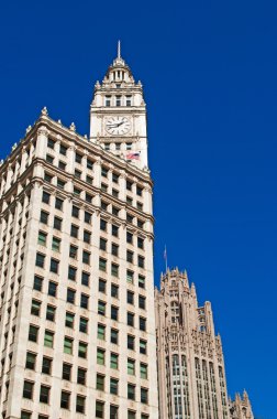 Chicago, Amerika Birleşik Devletleri, ABD: bina Wrigley ararken, Michigan Avenue Magnificent Mile bir kanal gördüm üzerinde Tribune kuleden hemen karşısında bulunan bir gökdelen cruise Chicago Nehri üzerinde