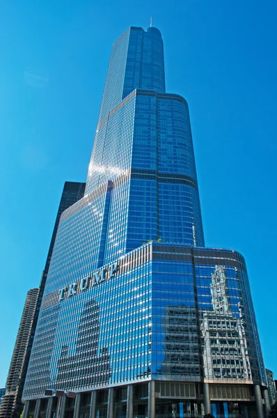 Σικάγο, ΗΠΑ: κοιτώντας ψηλά στο Trump International Hotel και Πύργος, ένας ουρανοξύστης-ξενοδοχείο στο κέντρο του Σικάγο το όνομά του από το σημερινό Πρόεδρο των ΗΠΑ Donald Trump, από ένα κανάλι κρουαζιέρα στον ποταμό Σικάγο — Φωτογραφία Αρχείου