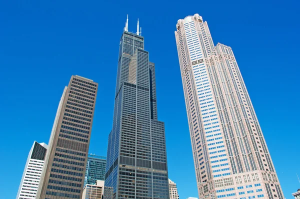 Chicago, Illinois: Panorama s výhledem na Willis Tower, známý jako Sears Tower, Slavná památka 1729 stop vysoký, od canal cruise na Chicago River cruise na Chicago řeky, mořské pobřeží a Willis Tower — Stock fotografie