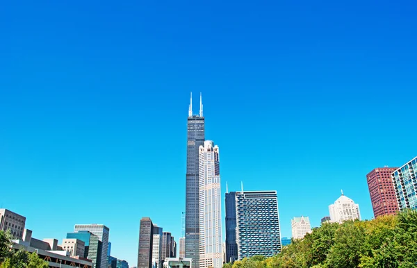 Chicago, Illinois: Panorama s výhledem na Willis Tower, známý jako Sears Tower, Slavná památka 1729 stop vysoký, od canal cruise na Chicago River cruise na Chicago řeky, mořské pobřeží a Willis Tower — Stock fotografie