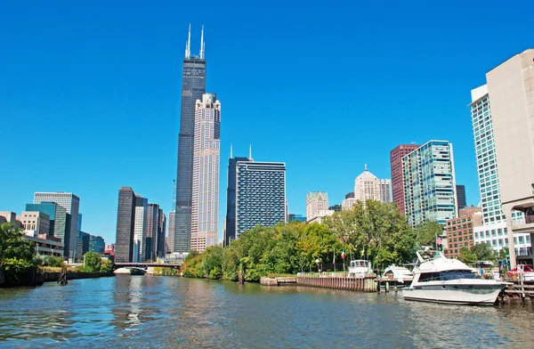 Chicago: horizonte con vista a la Torre Willis, conocida como Sears Tower, famoso hito de 1729 pies de altura, desde el crucero por el canal en el río Chicago —  Fotos de Stock