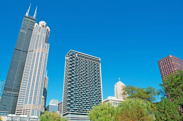 Chicago: vzhlížel Willis Tower, známý jako Sears Tower, slavný orientační bod 1729 metrů vysoká, od canal cruise na Chicago River — Stock fotografie