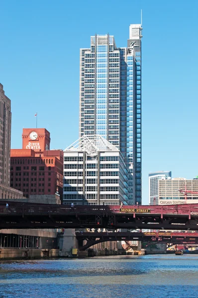 Chicago: looking at the Gogo Building, formerly known as River Center and housing various commercial tenants, from a canal cruise on Chicago River — Stockfoto