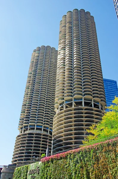 Chicago: tittar upp på Marina City Building, Marina City Complex, två majskolv formade byggnader, sett från en kanal kryssning på Chicago River — Stockfoto