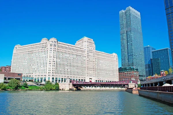 Chicago : regarder le Merchandise Mart, un bâtiment commercial ouvert en 1930, à partir d'une croisière sur le canal de la rivière Chicago — Photo