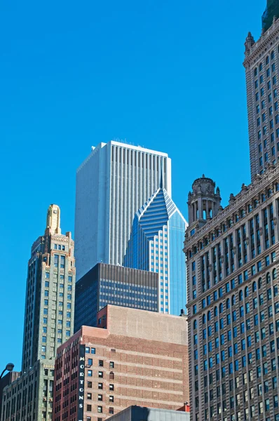 Chicago, illinois: Details der Skyline mit Blick auf die beiden vorsichtigen Plaza, das 1990 erbaute Wahrzeichen der Stadt, von einer Kanalfahrt auf dem Fluss Chicago — Stockfoto