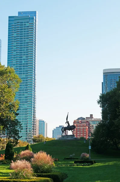 Chicago, Illinois, Estados Unidos de América, Estados Unidos: vista panorámica del horizonte de la ciudad y vista de la estatua del General John Logan Memorial en Grant Park — Foto de Stock