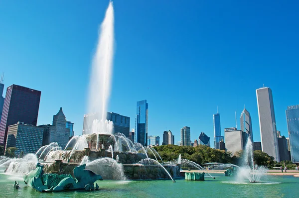 Чикаго, Иллинойс, Соединенные Штаты Америки, Сша: горизонт города с видом на Букингемский фойе, достопримечательность в центре Грант-парка, одного из крупнейших фойе в мире — стоковое фото