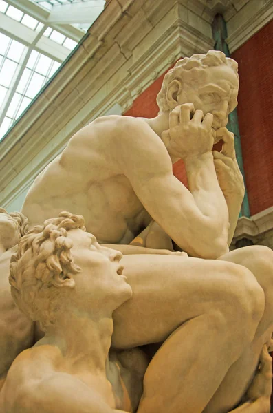 New York: arkitektur och detaljer i Ugolino och hans söner, en skulptur av den franske Jean-Baptiste Carpeaux (1827-1875) på Metropolitan Museum of Art (Met), den största konstmuseum i USA — Stockfoto