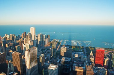 Chicago: Willis Kulesi gözlem güvertesinin camdan görülen gün batımında şehrin siluetinin panoramik görünümü