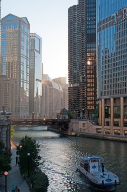 Trump International Hotel ve Tower Chicago, ABD: ararken, gökdelen kınamak-hotelde geçerli ABD Başkanı Donald Trump, bir kanal üzerinden sonra Chicago adlı şehir cruise Chicago Nehri üzerinde