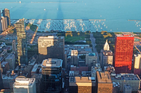 Chicago: vista panorâmica do horizonte da cidade ao pôr do sol vista através do vidro do deck de observação Willis Tower — Fotografia de Stock