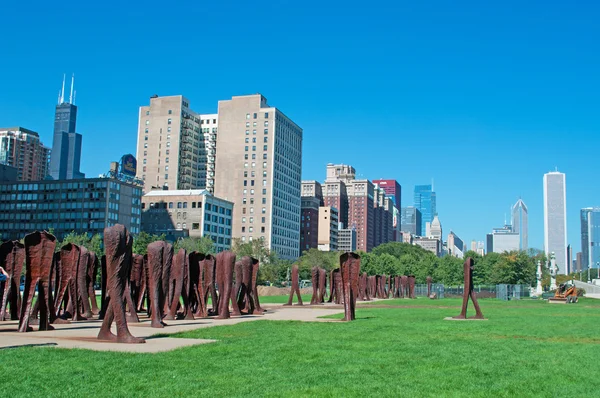 Chicago: vista panorámica del horizonte de la ciudad vista desde Grant Park con vista al Ágora, un grupo de 106 esculturas de hierro sin cabeza y sin brazos de la artista polaca Magdalena Abakanowicz —  Fotos de Stock