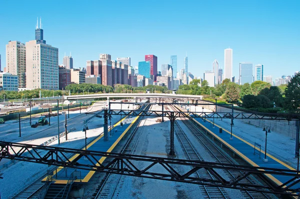 Σικάγο, Ιλλινόις: πανοραμική θέα στον ορίζοντα της πόλης φαίνεται από τις σιδηροδρομικές γραμμές — Φωτογραφία Αρχείου