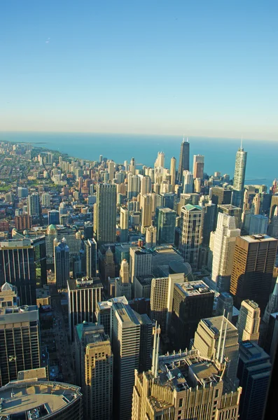 Chicago: vista panorâmica do horizonte da cidade ao pôr do sol vista através do vidro do deck de observação Willis Tower — Fotografia de Stock