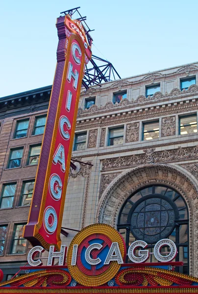 Chicago: det historiska tecknet på Chicago Theatre, ursprungligen känd som Balaban och Katz Chicago Theatre, ett landmärke byggt 1921 och ligger på North State Street i loop-området — Stockfoto