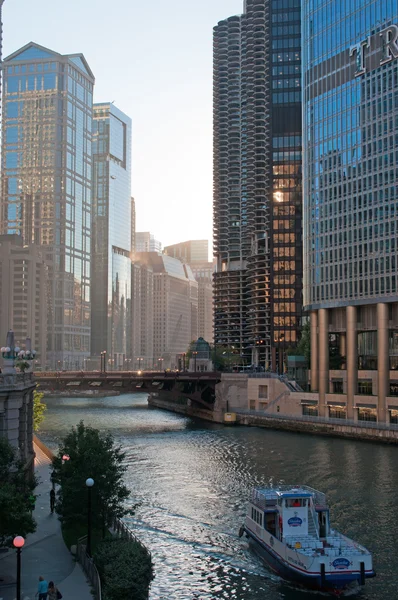 Chicago, USA: von einer Kanalkreuzfahrt auf dem Fluss Chicago blickt man hinauf zum Trumpf International Hotel und Tower, einem Wolkenkratzer-Condo-Hotel in der Innenstadt Chicagos, benannt nach dem aktuellen US-Präsidenten Donald Trumpf — Stockfoto