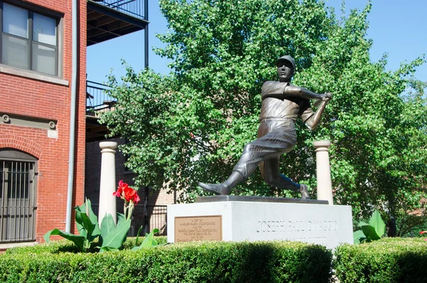 Chicago: view of the statue of baseball player Joe DiMaggio (1914-1999), built in 1998 as a gift from the City of Chicago to Little Italy neighborhood — Stock fotografie