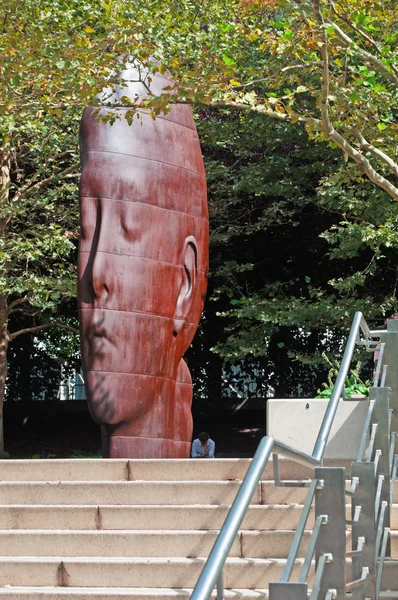 Чикаго, Иллинойс, Соединенные Штаты Америки: одна из скульптур - часть работы испанского художника Жауме Пленса "1004 портрета", посвященной 10-летию Парка Тысячелетия — стоковое фото