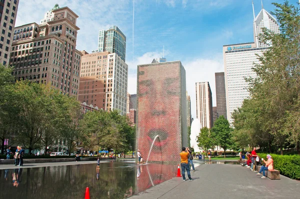 Chicago: manzarası ünlü taç çeşmenin, kamusal sanat ve Katalan sanatçı Jaume Plensa, çapa tarafından video heykel etkileşimli çalışmalarını manzaralı 2004 yılında Millennium Parkı açıldı 
