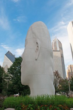 Chicago, Illinois, Amerika Birleşik Devletleri: İspanyol sanatçı Jaume Plensa çapa 1004 portre çalışmaları heykel parçası birini yaptı Millennium Parkı 10th yıldönümü için özel bir sergi için