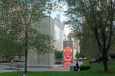 Chicago: manzarası ünlü taç çeşmenin, kamusal sanat ve Katalan sanatçı Jaume Plensa, çapa tarafından video heykel etkileşimli çalışmalarını manzaralı 2004 yılında Millennium Parkı açıldı 