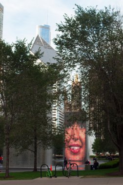 Chicago: manzarası ünlü taç çeşmenin, kamusal sanat ve Katalan sanatçı Jaume Plensa, çapa tarafından video heykel etkileşimli çalışmalarını manzaralı 2004 yılında Millennium Parkı açıldı 