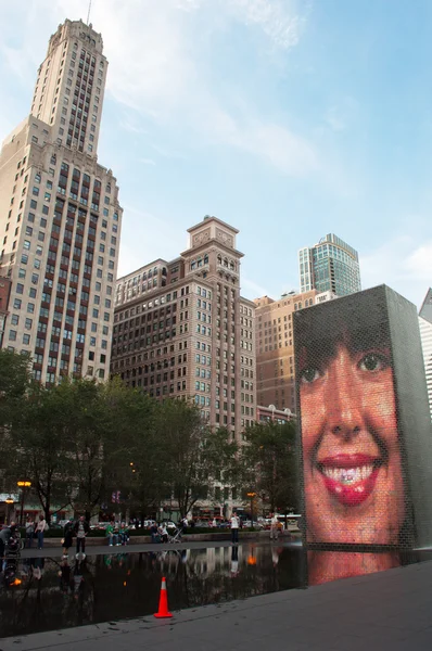 Chicago: skyline con vista sulla famosa Crown Fountain, opera interattiva di arte pubblica e scultura video dell'artista catalana Jaume Plensa, inaugurata nel 2004 nel Millennium Park — Foto Stock