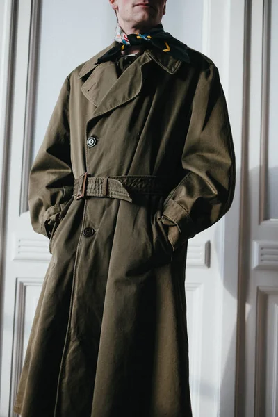 Retrato Joven Atractivo Vestido Militar Con Abrigo Persona Uniforme —  Fotos de Stock