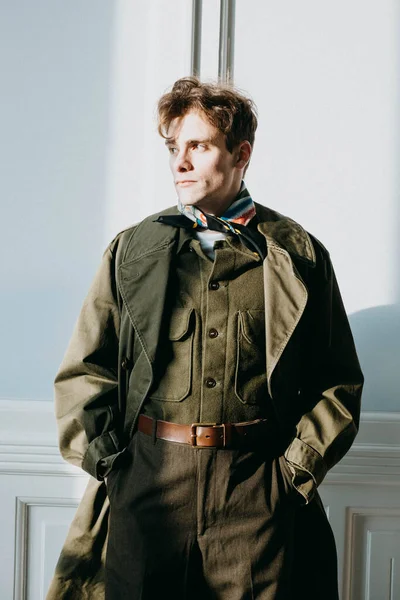 Porträt Eines Attraktiven Jungen Mannes Militärkleidung Mantel Person Uniform — Stockfoto
