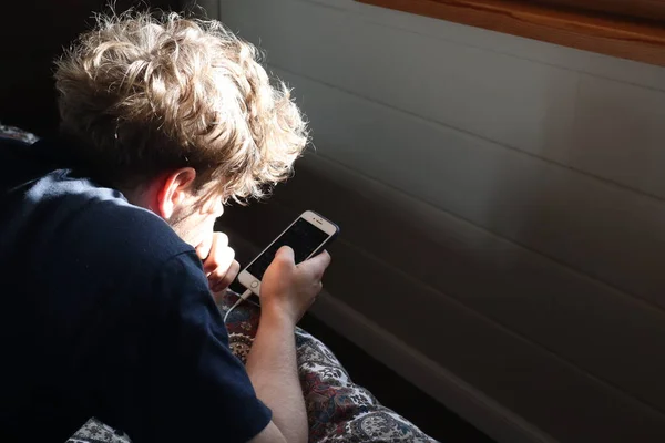 Молодые Отдыхают Кровати Держа Мобильный Телефон Используя Смарт Устройство Человек — стоковое фото
