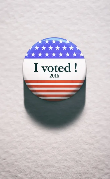 Вибори: одинарна кнопка голосування на білому папері — стокове фото