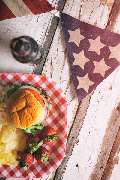 Sommar: Patriotiska Summertime Cookout bakgrund med Burger — Stockfoto