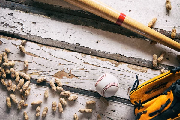 Verano: Artículos de béisbol tradicionales sobre fondo de madera pintada —  Fotos de Stock