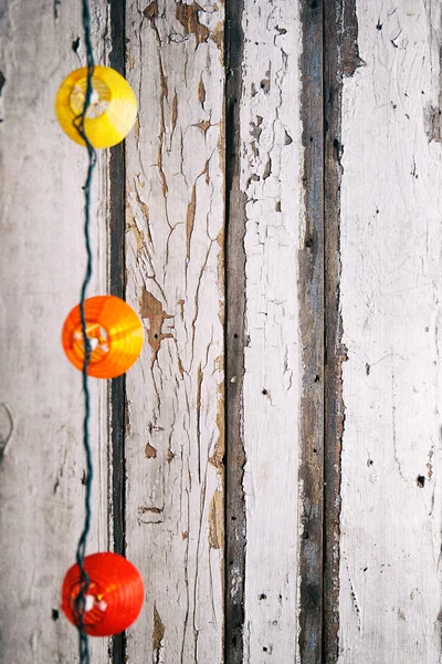 Verano: Luces de papel divertidas sobre fondo de madera — Foto de Stock