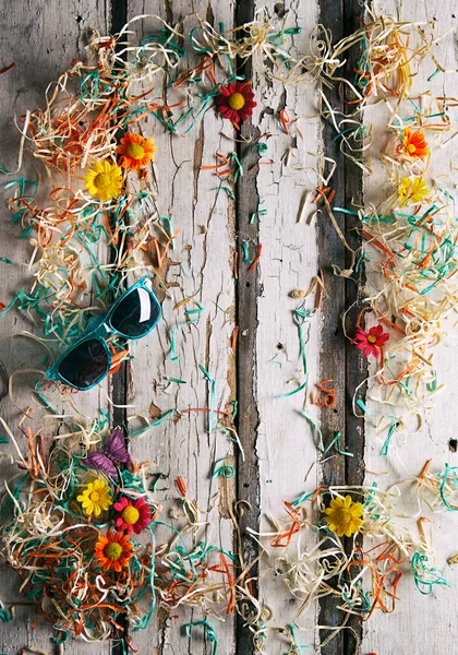 夏: サングラスと夏の花背景 — ストック写真