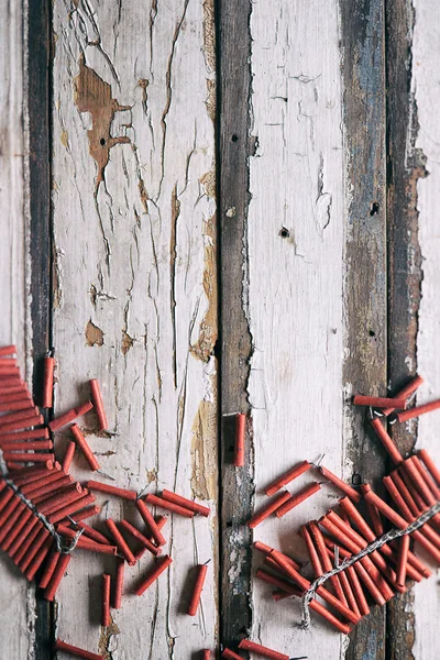 Verano: petardos sobre fondo de madera envejecida — Foto de Stock